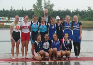 Vítězná párová čtyřka dorostenek (dole klečící)