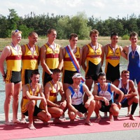 Adam Kapa - první klečící z prava, Michael Humpolec - první klečící z leva, Jan Hájek - druhý klečící z leva (foto rodina Kedajových, MČR 2014) Adam Kapa - první klečící z prava, Michael Humpolec - první klečící z leva, Jan Hájek - druhý klečící z leva (foto rodina Kedajových, MČR 2014)